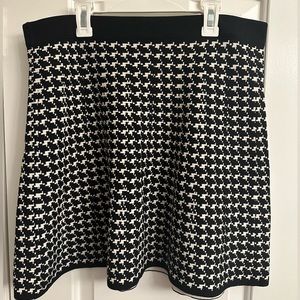 Max Studio Size M Black and Cream Houndtooth Skirt